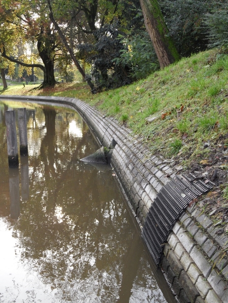 betonnen rand bij Wittevrouwenbrug westzijde