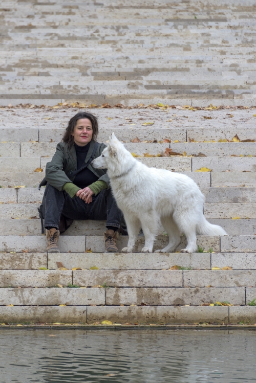 kunstenares Birthe Leemeijer met hond, nov 2018